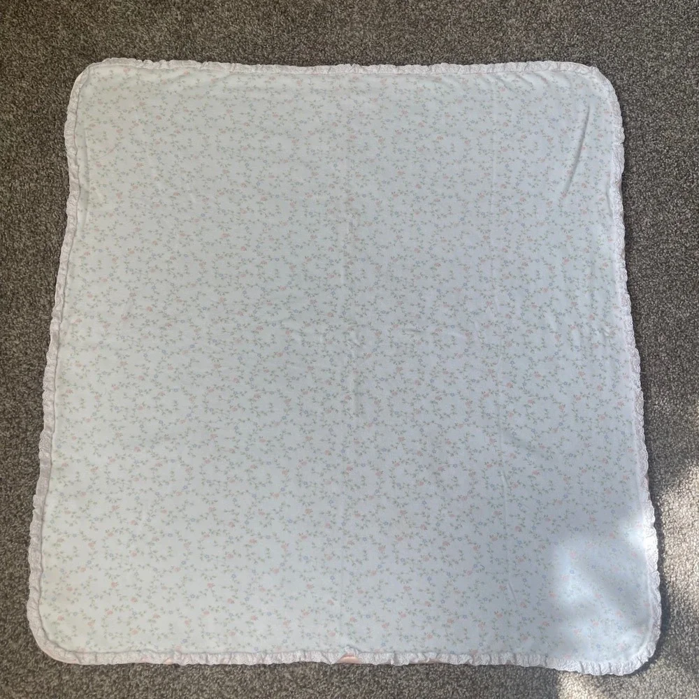 Carters Classics Vintage USA Baby Blanket Flowers Floral Edge Lace Dainty Floral